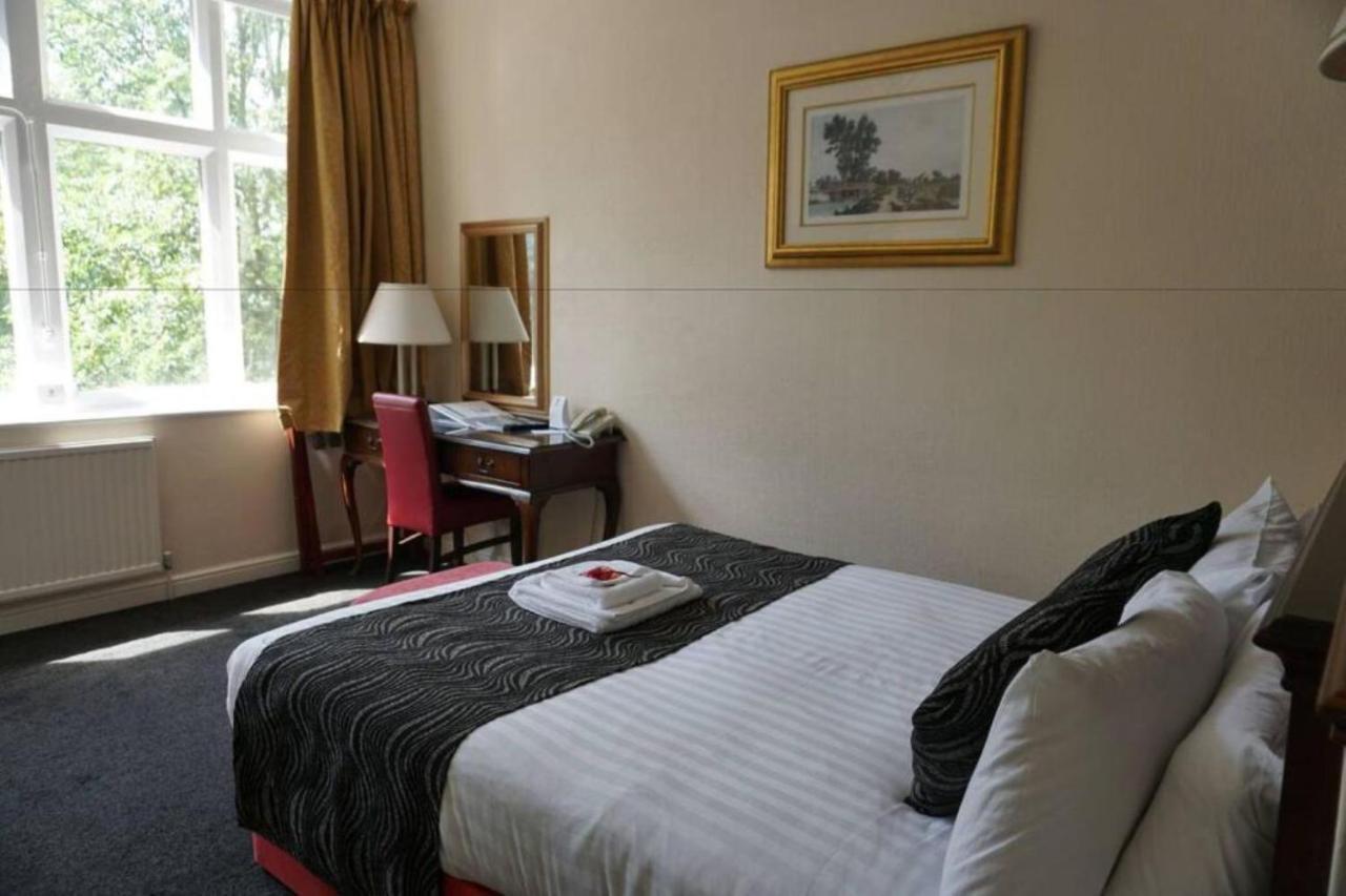 Broadfield Park 3*